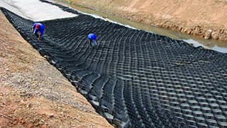 Geoweb — Proteção de canal com concreto